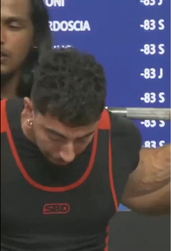 Atleta in gara di powerlifting