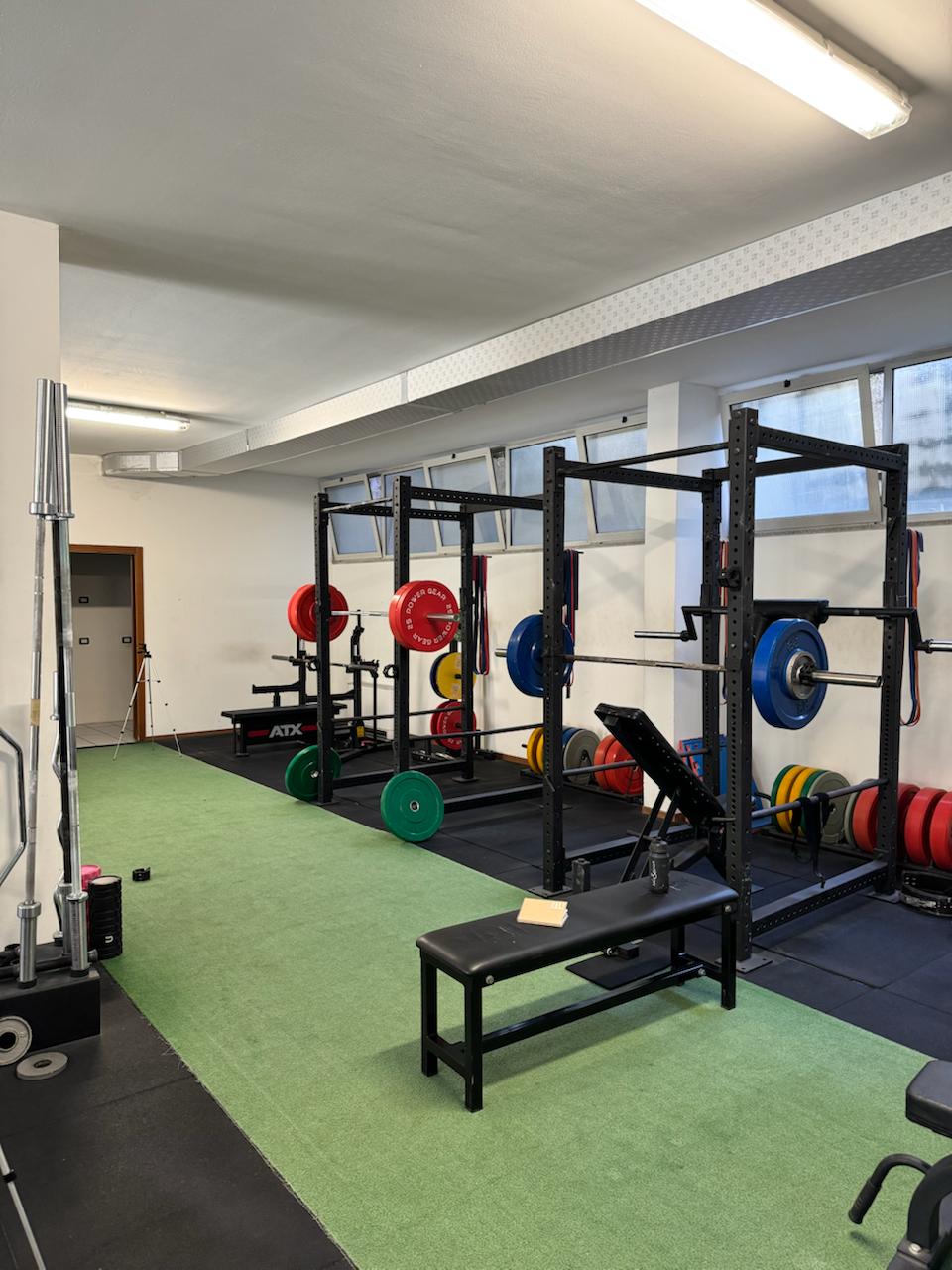 Sala pesi con bilancieri